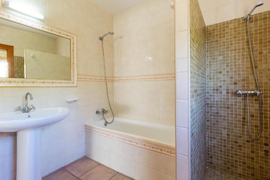 Olivos Con Piscina Holiday home *